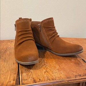 Earth Origins Collette/Cheryl Ankle Booties – Cognac Suede, Size 8.5, Like New